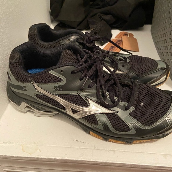 gray mizuno volleyball shoes